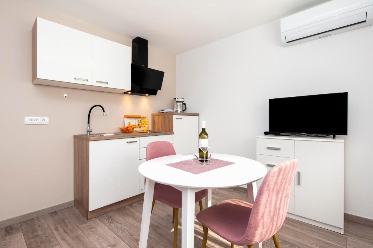 Apartments Katarina 罗维尼 外观 照片